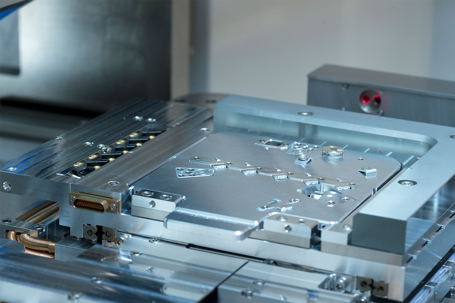 Chip auf Probenhalter zur weiteren Bearbeitung in einer SEM/FIB Dual Beam-Anlage