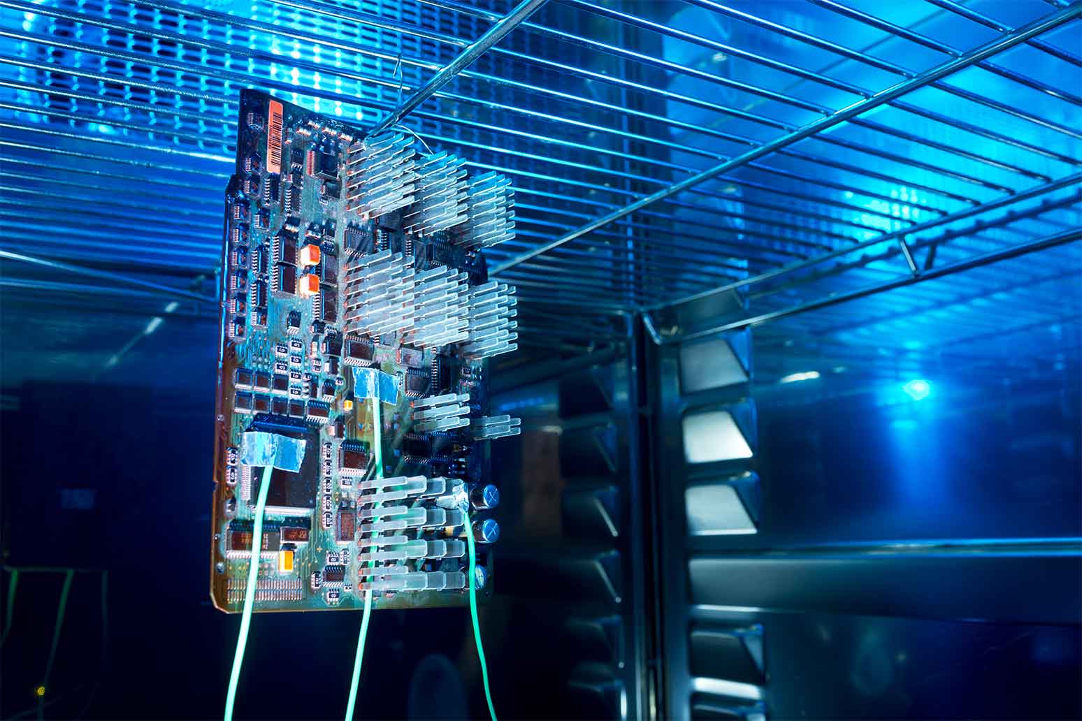 Belastungstest mit Monitoring an elektronischen Bauteilen