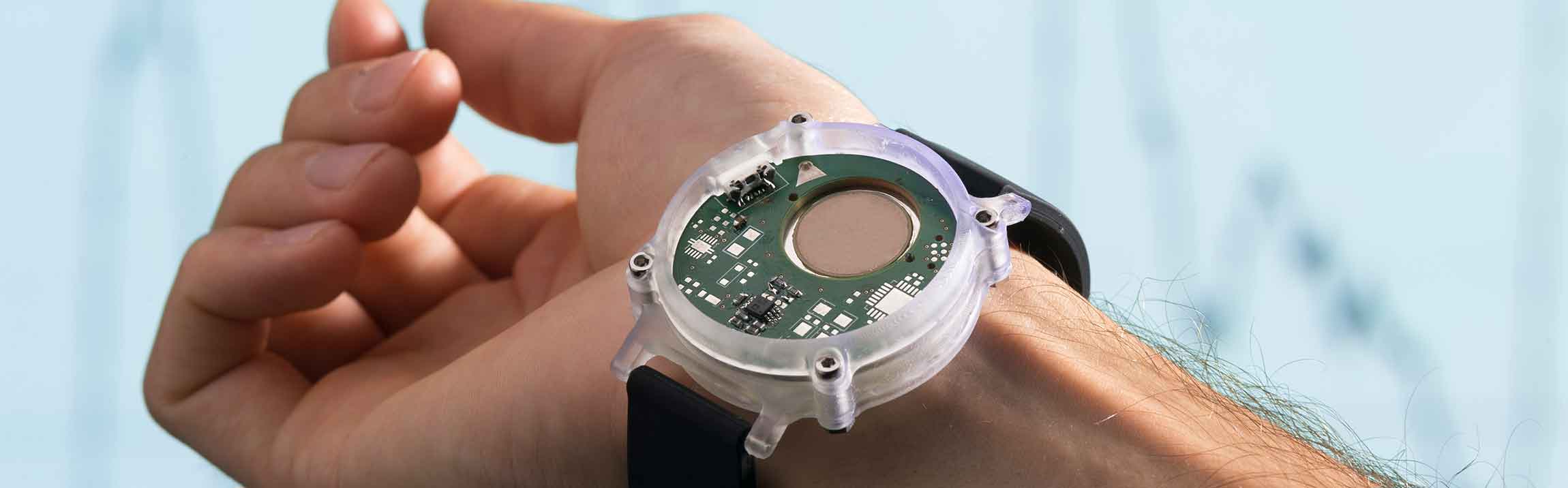 Armband als medizinisches Wearable: Die integrierte Mikropumpe zur Blutdruckmessung