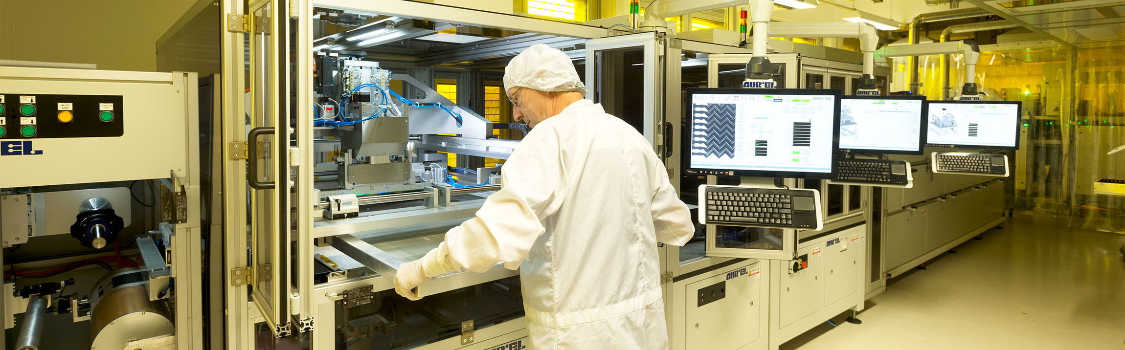 Siebdrucker beim Rolle-zu-Rolle-Verfahren für flexible Elektronik Siebdrucker beim Rolle-zu-Rolle-Verfahren für flexible Elektronik