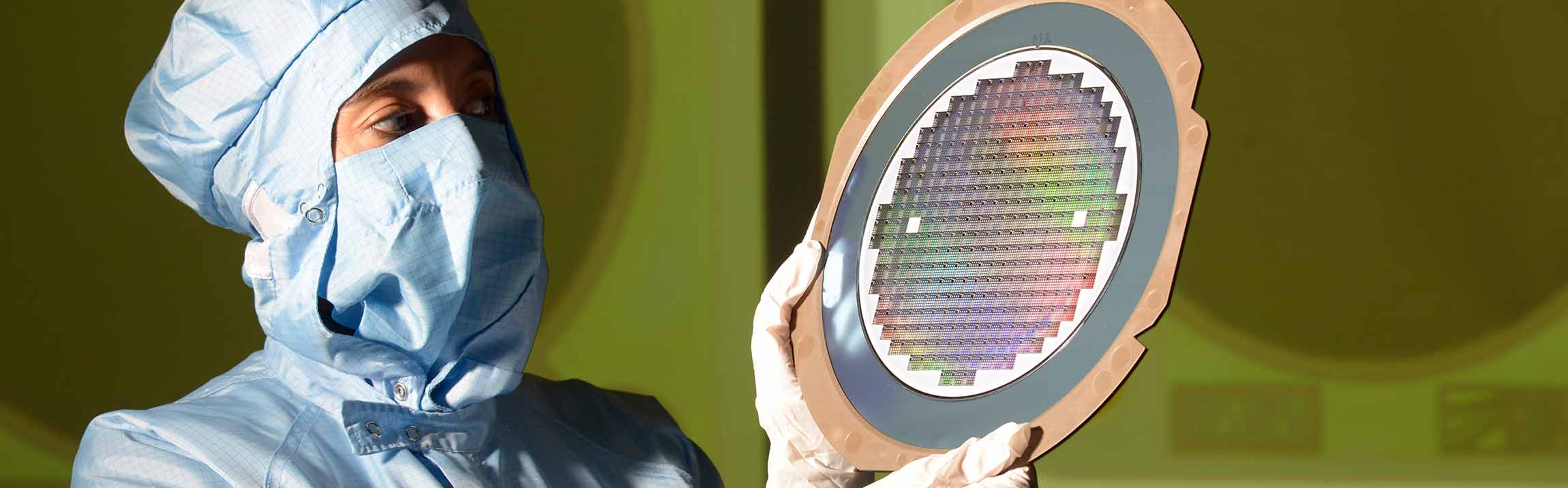 Wissenschaftlerin der Fraunhofer EMFT mit schimmerndem MEMS-Wafer