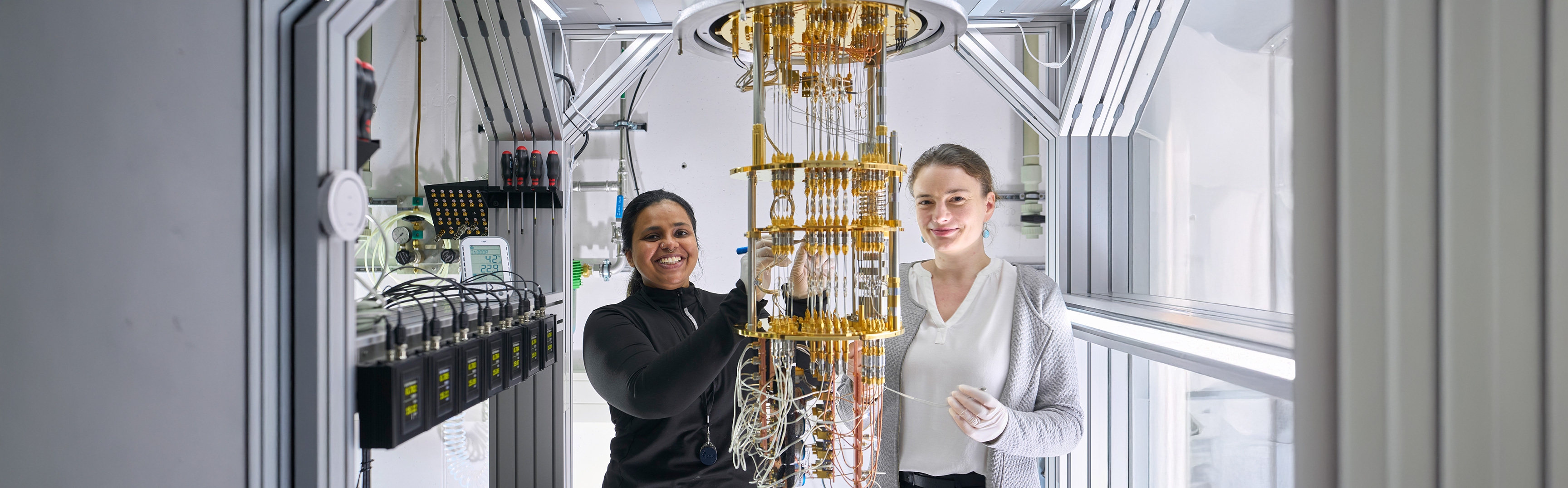 Wissenschaftlerinnen am Kryostaten