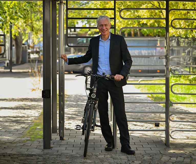Christoph Kutter am Fahrradeingang des Instituts