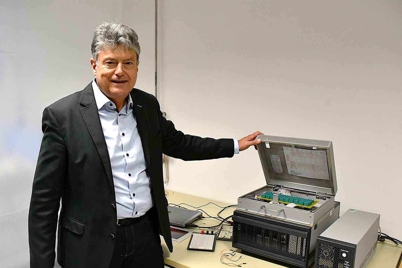 press -briefing-cooperation-rainer-holmer-chip-testing-fraunhofer-emft-row- l.jpg