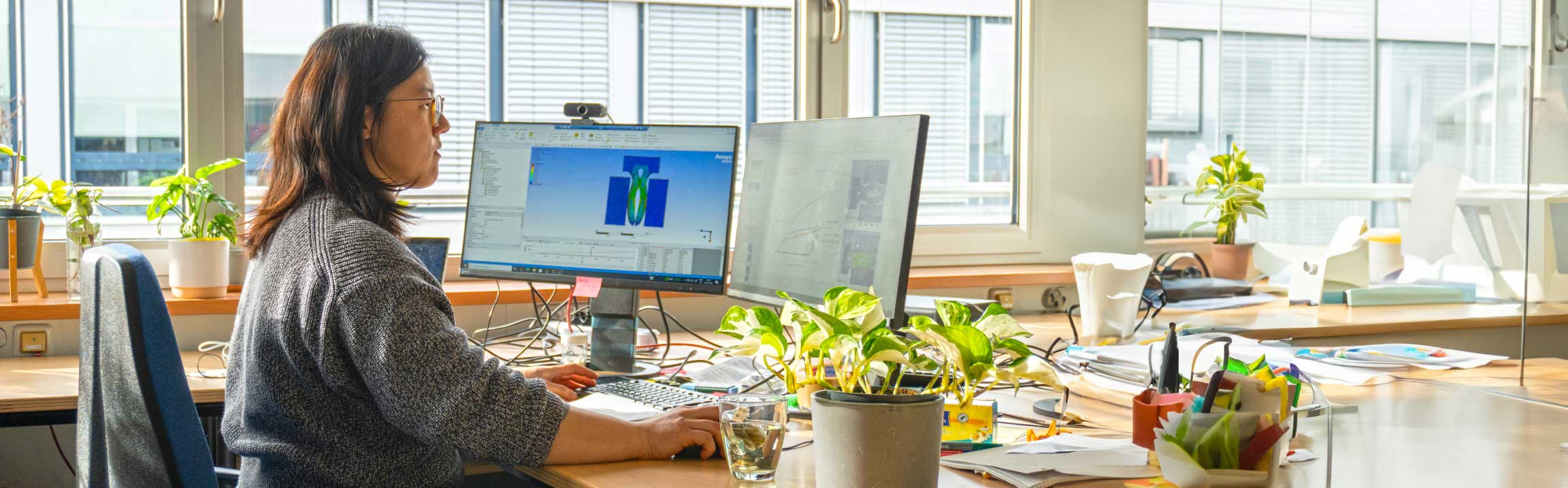 Dr.-Ing. Anqi Li working on a press fit simulation at the Fraunhofer EMFT in Weßling