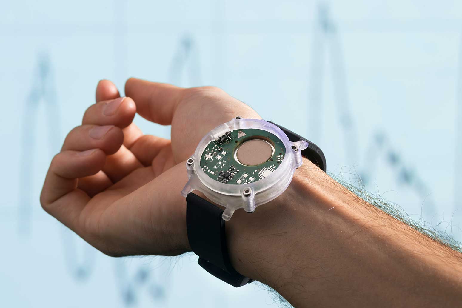 Sensor bracelet for measuring blood pressure, with an integrated micro pump.